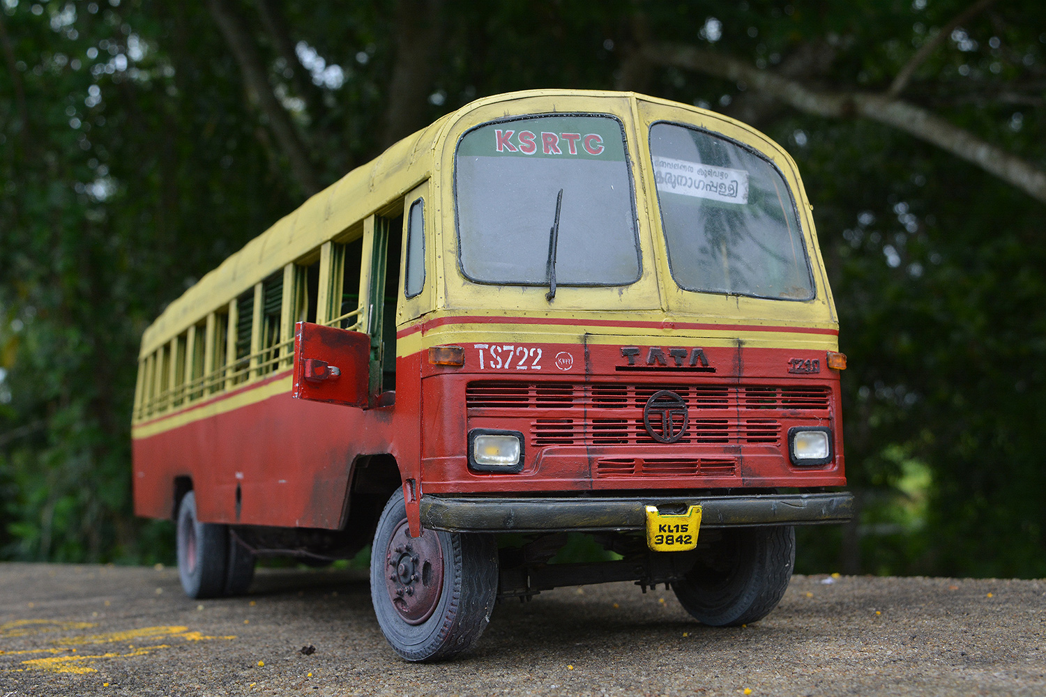 Old Model KSRTC TATA Bus - Streetcandy